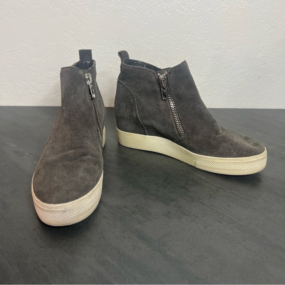 STEVE MADDEN Women’s Size 8 Gray Suede Side Zip Wedge Shoe‎ Slip On Sneaker
